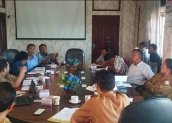 Pertemuan KKLPM & SPAK yang difasilitasi Pemkab Toba Senin, (12/8/2024) di ruang rapat mini Bupati Toba. (Ist)