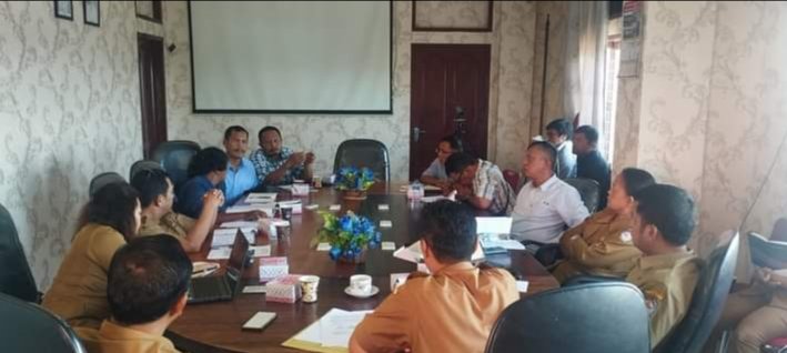 Pertemuan KKLPM & SPAK yang difasilitasi Pemkab Toba Senin, (12/8/2024) di ruang rapat mini Bupati Toba. (Ist)