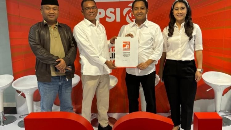 Bakal calon Wakil Wali Kota Medan Zakiyuddin Harahap dan Sekretaris DPD Gerindra Sumut Sugiat Santoso menerima rekomendasi dari PSI.