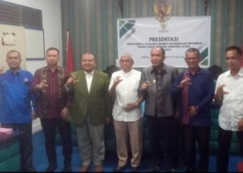 Bupati Tapsel Dolly Pasaribu goyo bersama dengan Ketua KI Sumut Abdul Haris Nasution, wakil ketua Edy Sormin, komisioner Ki Syafii Sitorus serta  Kadis Kominfo Tapsel dan jajaran. (isvan)