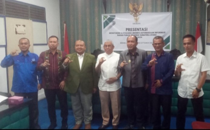 Bupati Tapsel Dolly Pasaribu goyo bersama dengan Ketua KI Sumut Abdul Haris Nasution, wakil ketua Edy Sormin, komisioner Ki Syafii Sitorus serta  Kadis Kominfo Tapsel dan jajaran. (isvan)