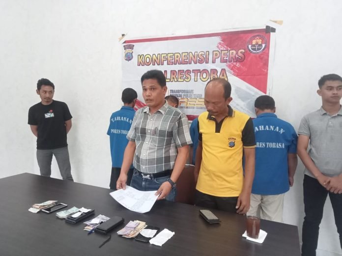 Kasat Reskrim Polres Toba, Iptu Wilson Panjaitan saat memberikan keterangan. 