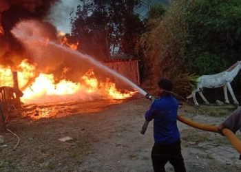 Gudang diduga penyimpanan BBM kebakaran hebat di Sitinjo Dairi, Kamis (29/8/2024). 