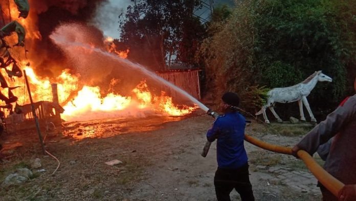 Gudang diduga penyimpanan BBM kebakaran hebat di Sitinjo Dairi, Kamis (29/8/2024).
