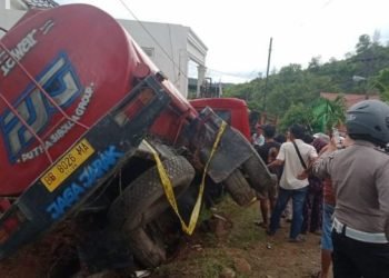 Mobil tangki air masuk selokan usai tabrak dua betor di Sibolga, Rabu (21/8/2024). 