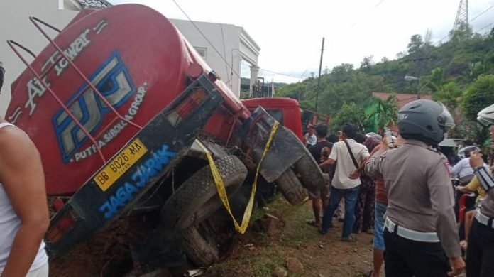 Mobil tangki air masuk selokan usai tabrak dua betor di Sibolga, Rabu (21/8/2024). 