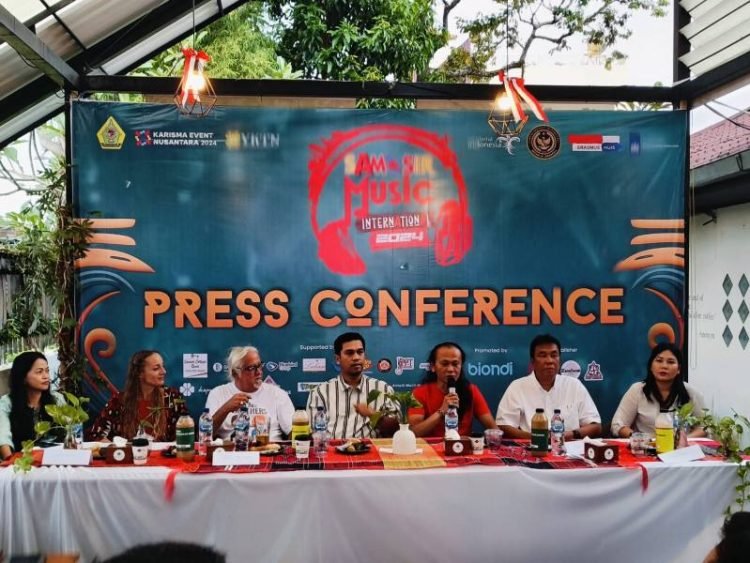 Hermann Delago menyampaikan kesan even Samosir Musik International pada konferensi pers di Cafe Kopi Bahagia, Kota Pematangsiantar.