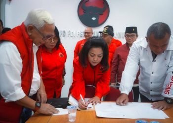 Ketua Bappilu DPD PDI-P Sumut, Mangapul Purba, menyerahkan surat tugas dari DPP kepada Satika Simamora.