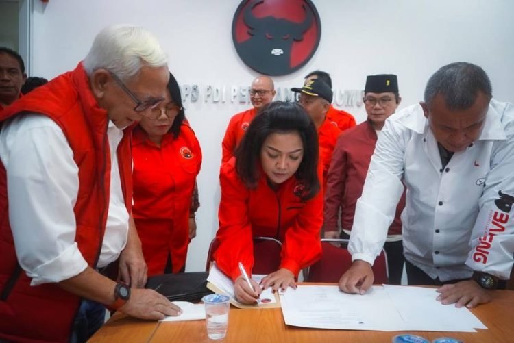 Ketua Bappilu DPD PDI-P Sumut, Mangapul Purba, menyerahkan surat tugas dari DPP kepada Satika Simamora.
