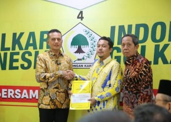 Ketua DPD Partai Golkar Sumatera Utara Musa Rajekshah memberikan surat rekomendasi salah satu calon kepala daerah di Medan, Sumatera Utara, Selasa (06/08/2024). 