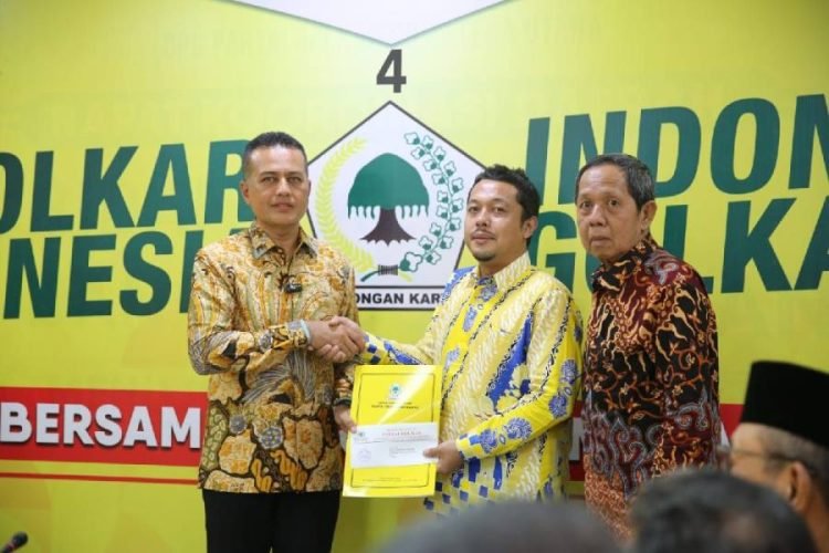 Ketua DPD Partai Golkar Sumatera Utara Musa Rajekshah memberikan surat rekomendasi salah satu calon kepala daerah di Medan, Sumatera Utara, Selasa (06/08/2024). 