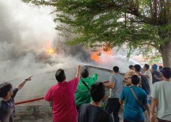 Personel damkar diterjunkan ke lokasi kebakaran.