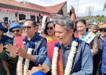 Pasangan JTP-Dens mendaftar di KPU Taput.