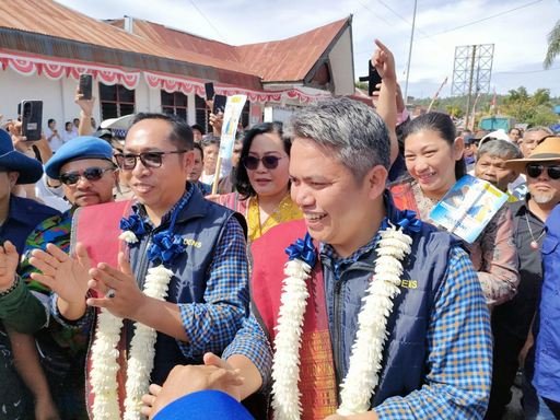 Pasangan JTP-Dens mendaftar di KPU Taput.