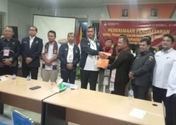 Bapaslon serahkan berkas pendaftaran ke KPU Toba.