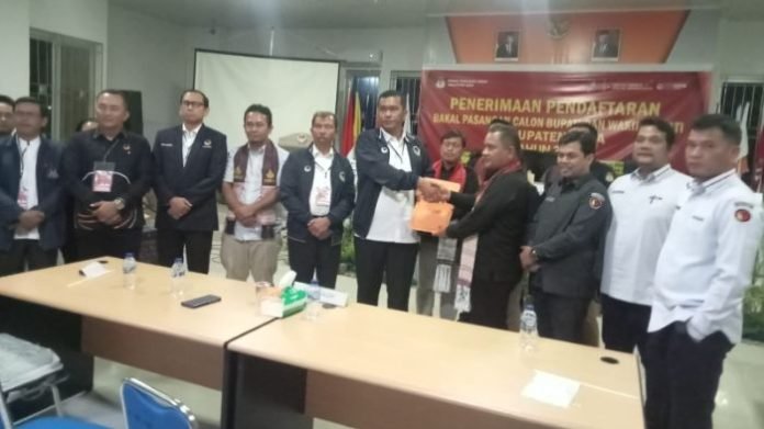 Bapaslon serahkan berkas pendaftaran ke KPU Toba.