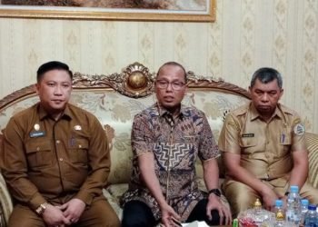 Konferensi pers di rumah dinas Bupati Tapteng.