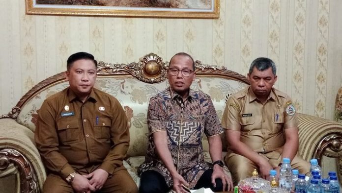 Konferensi pers di rumah dinas Bupati Tapteng.