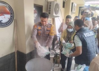 Polres Asahan melakukan pemusnahan barang bukti narkotika jenis sabu sebanyak 5,6 kilogram dengan cara merebus barang haram tersebut.