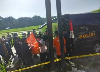 Polres Samosir melakukan evakuasi korban ke RSUD Hadrianus Sinaga.