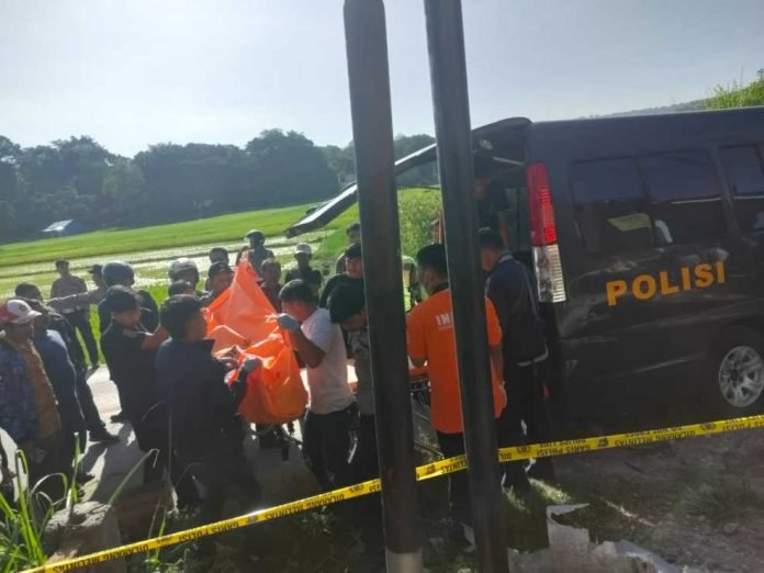 Polres Samosir melakukan evakuasi korban ke RSUD Hadrianus Sinaga.