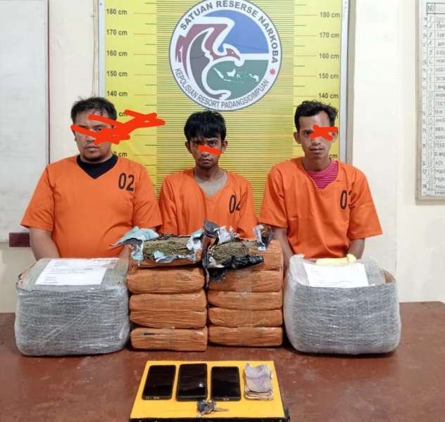 Sat Resnarkoba Polres Padangsidimpuan berhasil menggagalkan 10 Kg ganja tujuan Bekasi.