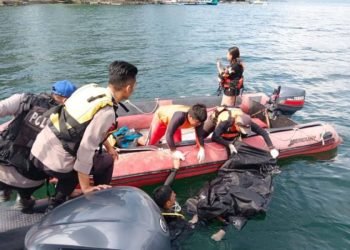 Tim gabungan mengevakuasi jasad  tenggelam di perairan Danau Toba depan gedung putih pesanggrahan Bung Karno di Parapat, Kabupaten Simalungun. 