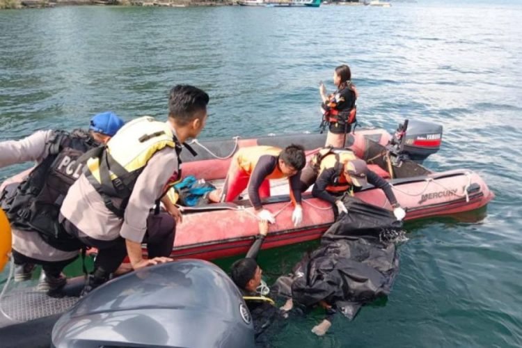 Tim gabungan mengevakuasi jasad  tenggelam di perairan Danau Toba depan gedung putih pesanggrahan Bung Karno di Parapat, Kabupaten Simalungun. 