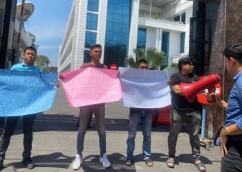 BMP Sumut melakukan aksi demonstrasi di Kejatisu.