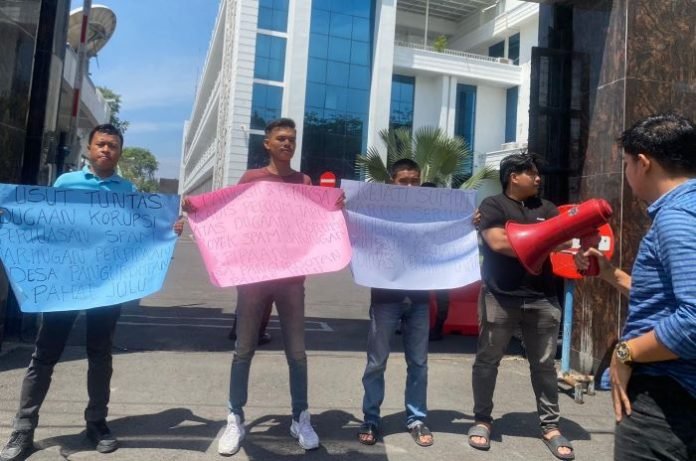 BMP Sumut melakukan aksi demonstrasi di Kejatisu.