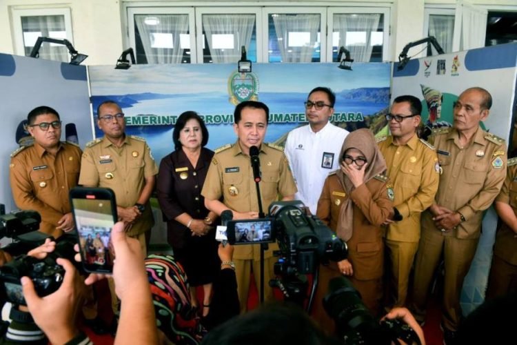 Pj. Gubernur Sumut Agus Fatoni meluncurkan Gerakan Penanganan Inflasi Serentak se-Sumut, pada kegiatan High Level Meeting Tim Pengendilan Inflasi Daerah (TPID) yang diselenggarakan di Aula Tengku Rizal Nurdin, Rumah Dinas Gubernur Sumut, Jalan Sudirman No. 41, Medan, Selasa (23/7/2024) lalu. (Diskominfo Sumut)