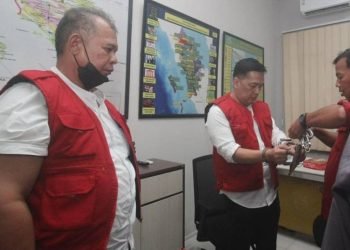 Dua tersangka atas kasus dugaan korupsi penanganan COVID-19 di Dinas Kesehatan Provinsi Sumut tahun anggaran 2020 usai diperiksa tim penyidik Kejati Sumut, di Medan, Rabu (14/8/2024).