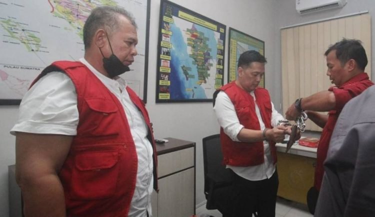 Dua tersangka atas kasus dugaan korupsi penanganan COVID-19 di Dinas Kesehatan Provinsi Sumut tahun anggaran 2020 usai diperiksa tim penyidik Kejati Sumut, di Medan, Rabu (14/8/2024).