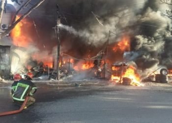 Petugas damkar melakukan penyiraman air di lokasi kebakaran.