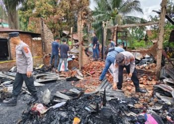 Dua unit rumah warga di Desa Sungai Jior, Kecamatan Sosa Julu,Kabupaten Palas, hangus terbakar akibat kosleting listrik arus pendek.