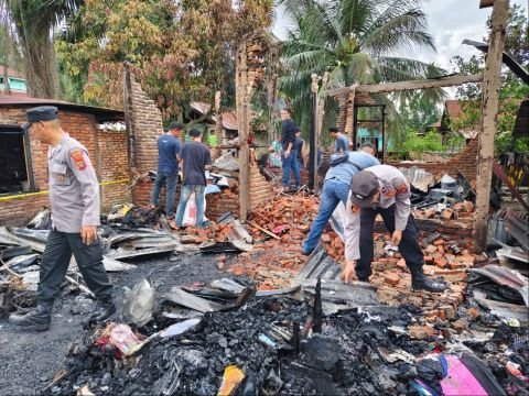 Dua unit rumah warga di Desa Sungai Jior, Kecamatan Sosa Julu,Kabupaten Palas, hangus terbakar akibat kosleting listrik arus pendek.