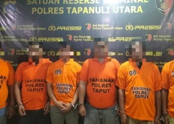 Keenam pelaku saat diamankan di kantor polisi. 