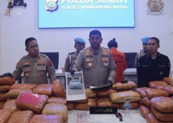Kapolres Madina, AKBP Arie Sofandi Faloh memberikan keterangan Pers pengungkapan kasus narkoba di Kelurahan Muara Soma, Kecamatan Batang Natal.