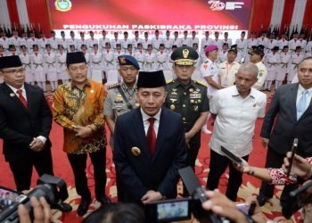 Pj Gubernur Sumatera Utara (Sumut) Agus Fatoni mengukuhkan sebanyak 72 Pasukan Pengibar Bendera Pusaka (Paskibraka) Sumut di Aula Tengku Rizal Nurdin, Jalan Sudirman Kota Medan, Kamis (15/8). (Diskominfo Provsu)