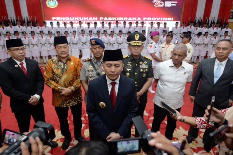 Pj Gubernur Sumatera Utara (Sumut) Agus Fatoni mengukuhkan sebanyak 72 Pasukan Pengibar Bendera Pusaka (Paskibraka) Sumut di Aula Tengku Rizal Nurdin, Jalan Sudirman Kota Medan, Kamis (15/8). (Diskominfo Provsu)