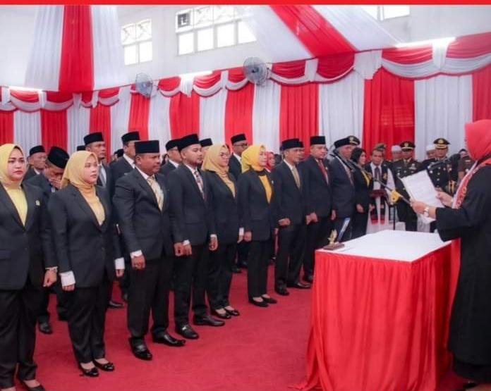 Ketua Pengadilan Negeri (PN) Padangsidimpuan Silvianingsih, SH, MH saat mengambil sumpah janji 30 Anggota DPRD Padangsidimpuan. (IST)