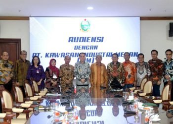 Pj Gubernur Sumatera Utara Agus Fatoni didampingi sejumlah OPD Pemprov Sumut menerima Audiensi jajaran Direksi dan Komisaris PT Kawasan Industri Medan  (KIM) di ruang rapat lantai 10 Kantor Gubernur Sumatera Utara Jalan Diponegoro No 30 Medan, Kamis (1/8). (Diskominfo Sumut)