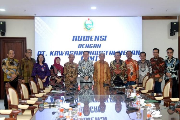 Pj Gubernur Sumatera Utara Agus Fatoni didampingi sejumlah OPD Pemprov Sumut menerima Audiensi jajaran Direksi dan Komisaris PT Kawasan Industri Medan  (KIM) di ruang rapat lantai 10 Kantor Gubernur Sumatera Utara Jalan Diponegoro No 30 Medan, Kamis (1/8). (Diskominfo Sumut)