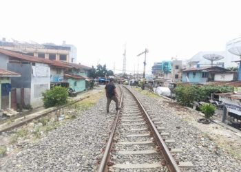 Perlintasan rel kereta api. 