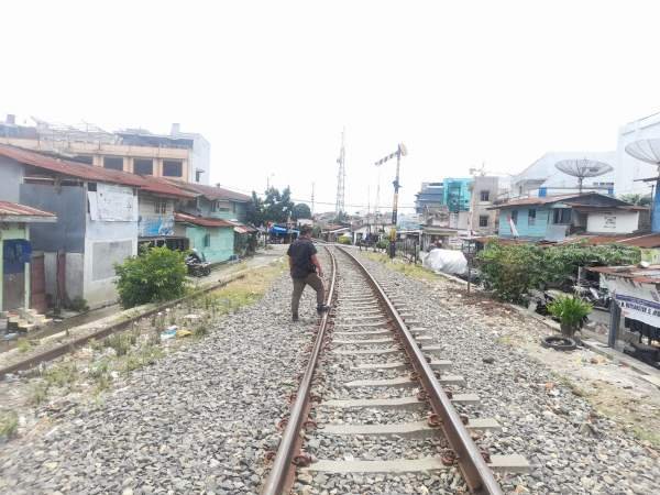 Perlintasan rel kereta api.