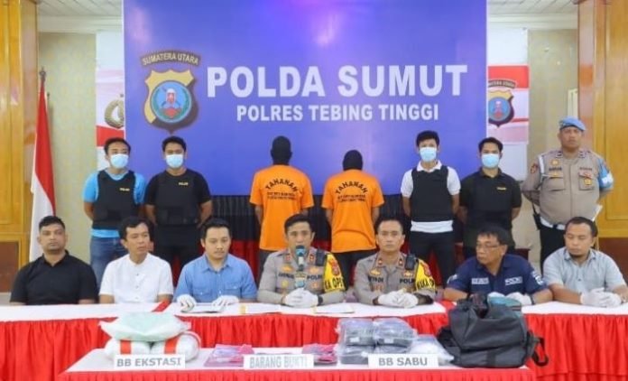 Kapolres Tebing Tinggi AKBP Andreas Tampubolon saat memaparkan pengungkapan 10 Kg sabu dan 30 ekstasi.