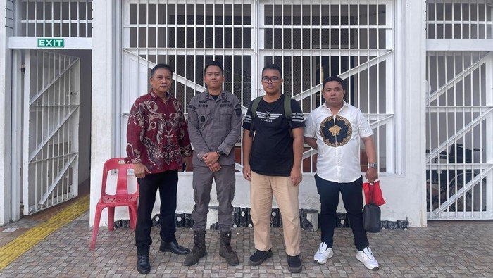 Palti Hutabarat bersama kuasa hukum dan JPU saat mengeksekusi putusan hakim di Lapas Labuhan Ruku.