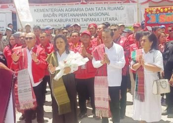 Satika Simamora-Sarlandy Hutabarat diusung PDIP-PKB mendaftar ke KPU. 
