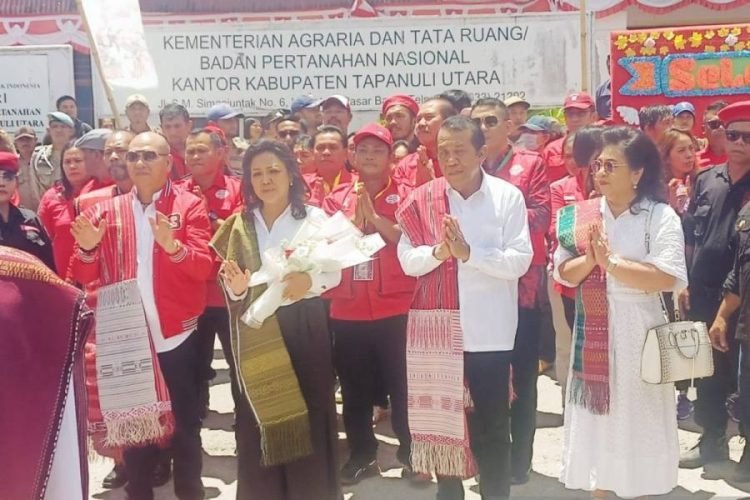 Satika Simamora-Sarlandy Hutabarat diusung PDIP-PKB mendaftar ke KPU.