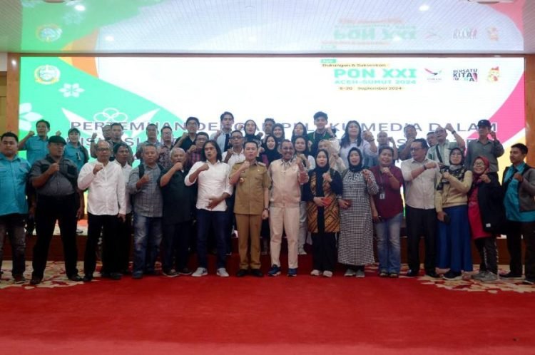 Pj Gubernur Sumatera Utara (Sumut) Agus Fatoni bertemu dan berdiskusi dengan para pelaku media di Aula Tengku Rizal Nurdin Jalan Sudirman Medan, Jumat (2/8). Pertemuan tersebut membahas peran media dalam mensukseskan PON XXI 2024 dan pembangunan Sumut. (Diskominfo Provsu).